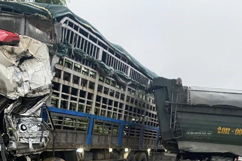 Hai xe tải đấu đầu, đoạn qua Quốc lộ 3 bị ách tắc hoàn toàn