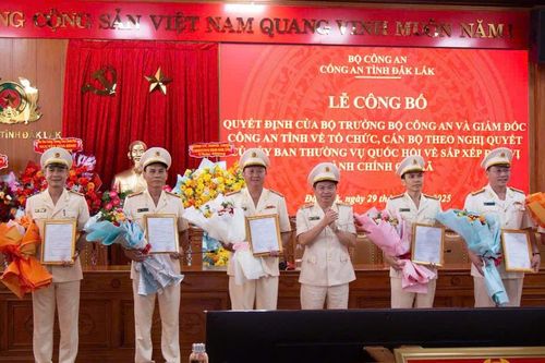 Công bố quyết định của Bộ trưởng Bộ Công an, Giám đốc Công an tỉnh Đắk Lắk về công tác cán bộ