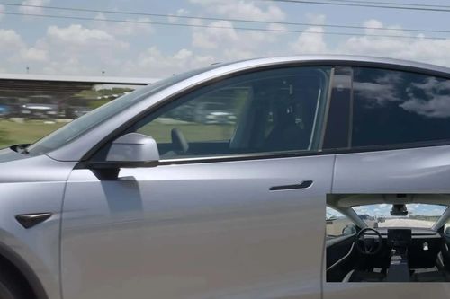Chiếc xe điện Tesla đầu tiên tự chạy đến giao cho khách mua