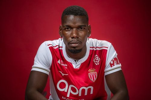 Pogba gây tranh cãi
