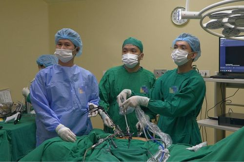 Đại tiện ra máu suốt 2 tháng, người phụ nữ phát hiện ung thư di căn