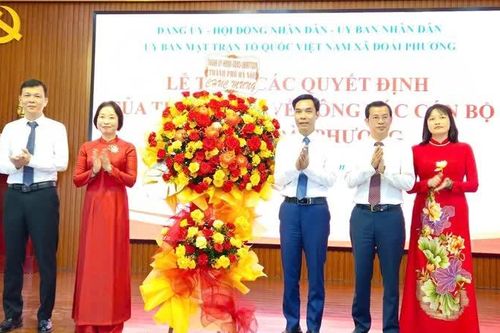 Trao các Quyết định của Thành phố về công tác cán bộ tại xã Đoài Phương