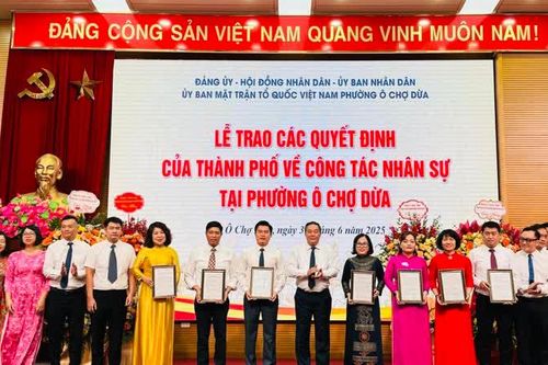 Công bố các Quyết định về tổ chức bộ máy phường Ô Chợ Dừa