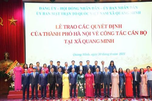 Bí thư Thành ủy Bùi Thị Minh Hoài trao quyết định về công tác cán bộ tại xã Quang Minh
