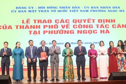 Lãnh đạo TP Hà Nội trao các quyết định về công tác cán bộ tại phường Ngọc Hà