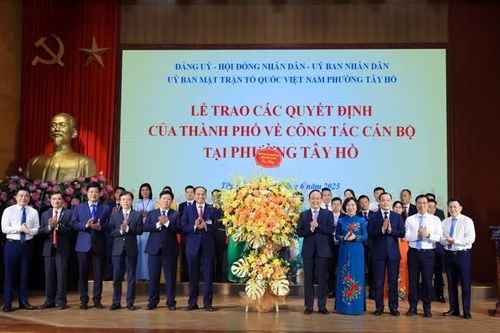 Phó Bí thư Thành ủy Hà Nội Nguyễn Ngọc Tuấn trao các quyết định về công tác cán bộ tại phường Tây Hồ
