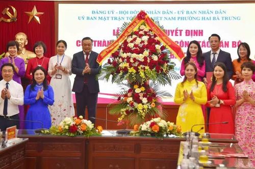 Chủ tịch UBND Thành phố Hà Nội trao quyết định công tác nhân sự tại phường Hai Bà Trưng