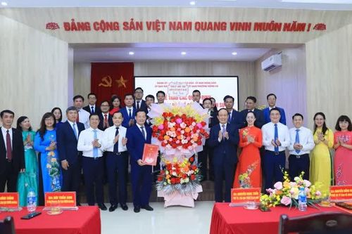 Hà Nội: trao các quyết định về công tác cán bộ tại phường Hồng Hà