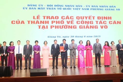 Lãnh đạo TP Hà Nội trao các quyết định về công tác cán bộ tại phường Giảng Võ