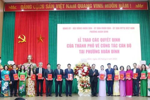 Thành ủy viên, Phó Trưởng Ban Tuyên giáo và Dân vận Thành ủy Hà Nội trao các Quyết định về tổ chức bộ máy và nhân sự phường Xuân Đỉnh