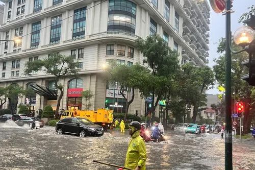 Hà Nội: mưa lớn khiến nhiều tuyến đường bị ngập, công nhân thoát nước làm việc hết công suất