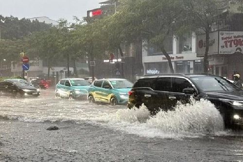 Mưa lớn chiều đầu tuần gây ngập nhiều tuyến phố Hà Nội