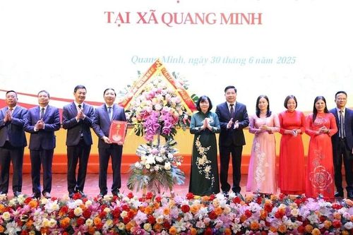 Bí thư Thành ủy Hà Nội trao quyết định công tác cán bộ tại hai xã Quang Minh, Mê Linh