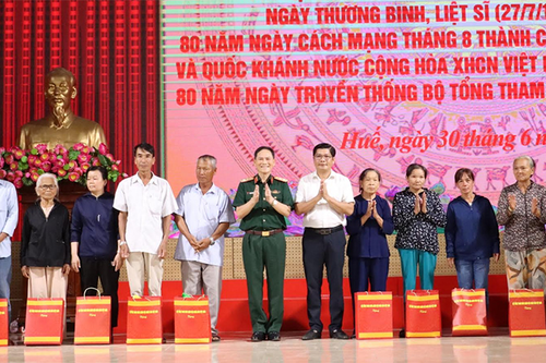 Bộ Quốc phòng hỗ trợ xây dựng Nhà văn hóa cộng đồng tránh lũ, tặng quà gia đình chính sách tại Huế