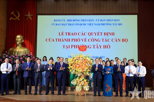 Hà Nội: Trao quyết định nhân sự các phường Tây Hồ, Phú Thượng và Hồng Hà