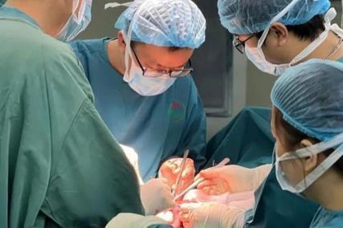 Phẫu thuật thành công đồng thời cắt thực quản và gan cho nam bệnh nhân