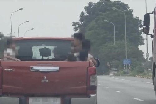 Lập biên bản xử phạt tài xế chở 6 trẻ em trên thùng xe ô tô