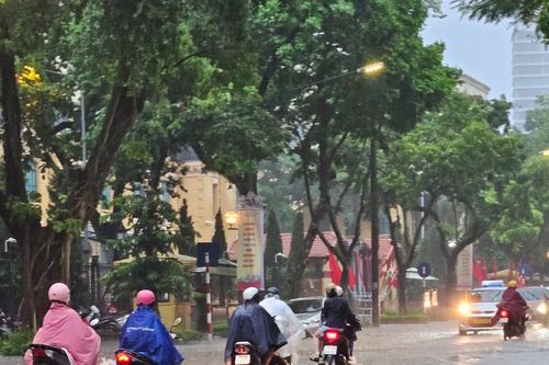 Mưa lớn khiến nhiều tuyến phố ở Hà Nội ngập sâu