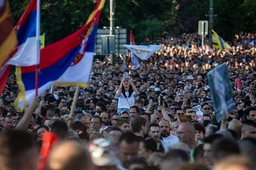 Serbia: Hàng trăm ngàn người biểu tình đổ về trung tâm thủ đô yêu cầu bầu cử sớm, Tổng thống tuyên bố sẽ mạnh tay ngăn chặn
