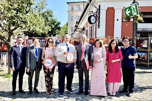 Đậm đà bản sắc văn hóa Việt, tăng cường giao lưu nhân dân, thắt chặt tình hữu nghị Việt Nam-Hungary