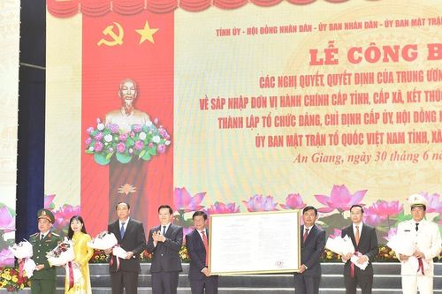 Giữ gìn hình ảnh, tác phong của người cán bộ 'từ phục vụ hành chính sang phục vụ nhân dân'