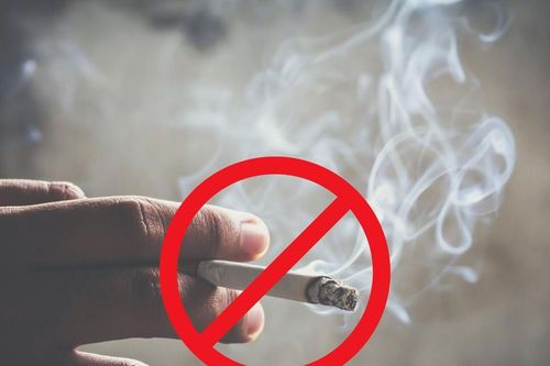 Pháp cấm hút thuốc tại bãi biển, công viên và khu công cộng