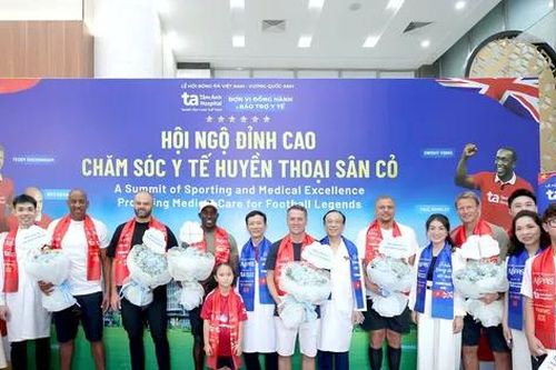 BVĐK Tâm Anh đón các huyền thoại bóng đá Anh đến hồi phục thể lực, chăm sóc sức khỏe