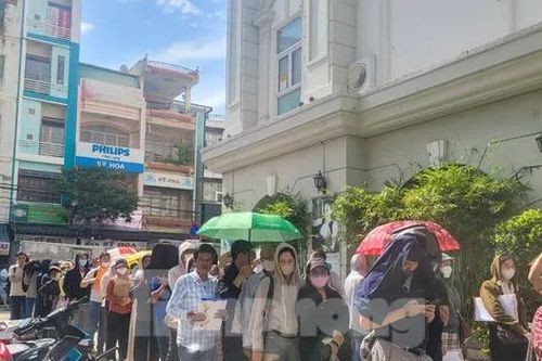 Hàng trăm người 'rồng rắn' xếp hàng mua dự án nhà ở xã hội 'hot' nhất
