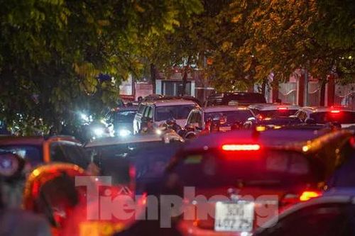 Sau cơn mưa là 'mệt và đói': Người Hà Nội lạc lối giữa tắc đường kéo dài đến đêm