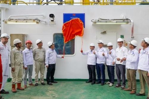 Đảng ủy - Công đoàn Vietsovpetro và PVSM gắn biển công trình Chào mừng Đại hội Đảng bộ trên Giàn Tam Đảo 02