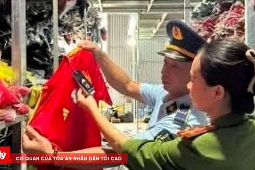 Khởi tố chủ kho hàng kinh doanh hơn 35.000 bộ quần áo giả mạo nhãn hiệu