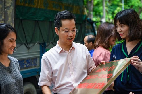 Hàng loạt trụ sở phường mới của Hà Nội cấp tập thay biển tên