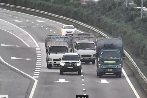 Vụ 3 ô tô rượt đuổi như phim hành động: Có được đuổi chặn xe khác trên cao tốc?
