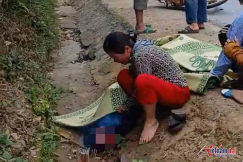 Chị khóc ngất ôm thi thể em trai bị xe tải tông tử vong