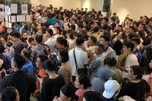 Ngỡ ngàng cảnh hàng trăm người ở Đà Nẵng chen lấn đăng ký mua nhà ở xã hội