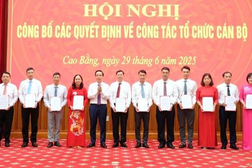 56 chủ tịch xã, phường nhận thư của Chủ tịch tỉnh với thông điệp 'gần dân'