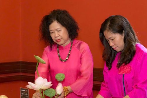 Nâng tầm văn hóa dân tộc từ những cánh sen mong manh