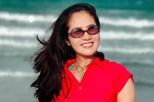 NSƯT Nguyệt Hằng xinh tươi tuổi 52, MC Hoài Anh thảnh thơi dạo phố
