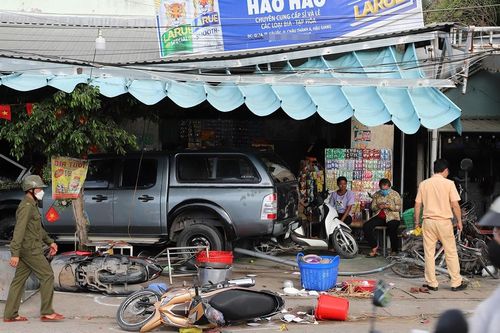 Ô tô tông loạt xe máy ở Hậu Giang, 2 người thương vong