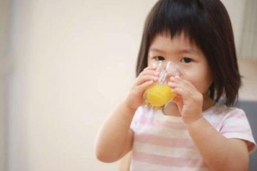Nhầm tưởng của cha mẹ về 4 loại nước uống khiến răng trẻ bị bào mòn nhanh chóng
