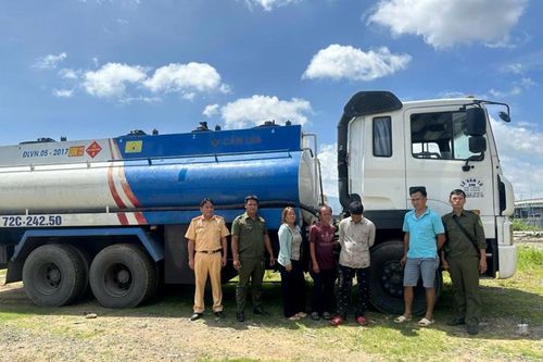 Bắt giữ các phương tiện mua bán, vận chuyển xăng dầu trái phép trên sông với khối lượng lớn