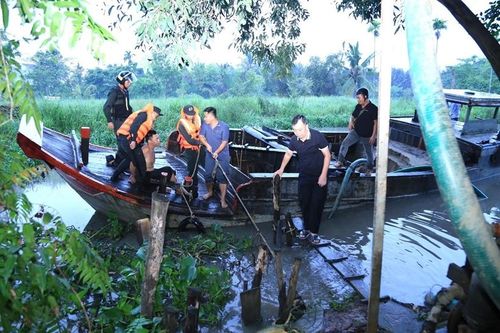 Bắt giữ nhóm đối tượng khai thác cát trái phép trên sông Đồng Nai