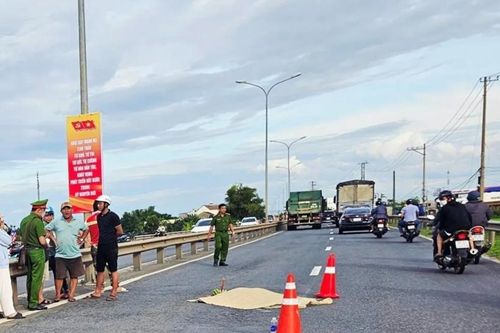 Người đàn ông đâm bạn gái trọng thương rồi lao vào xe tải tự tử