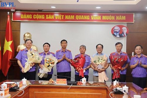 Đồng chí Nguyễn Duy Giảng, Phó Viện trưởng VKSND tối cao gặp mặt công chức chuẩn bị nghỉ hưu