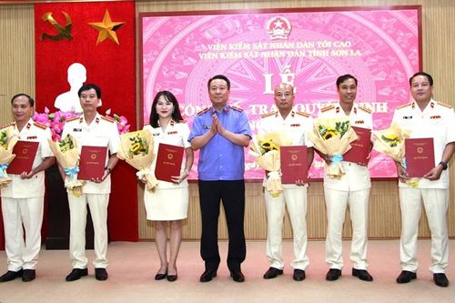 VKSND tỉnh Sơn La công bố và trao các quyết định về công tác cán bộ
