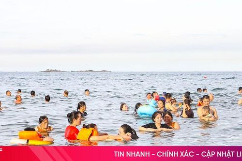 Biển Hà Tĩnh nườm nượp du khách