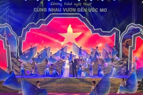 Chương trình 'Cùng nhau vươn tới ước mơ' chào mừng thành lập tỉnh Lào Cai mới