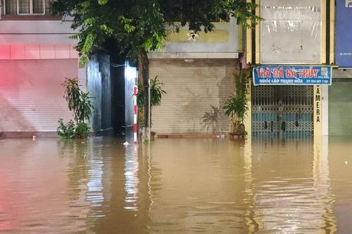 Nhiều tuyến đường ở trung tâm thành phố Thái Nguyên ngập sâu do mưa lớn