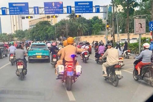 Hà Nội: Cảnh sát Giao thông hỗ trợ giành sự sống cho bé bị co giật trên cao tốc