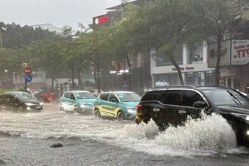 Mưa lớn chiều đầu tuần gây ngập nhiều tuyến phố Hà Nội